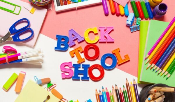 scritta Back to school colorata con cornice di materiale scolastico