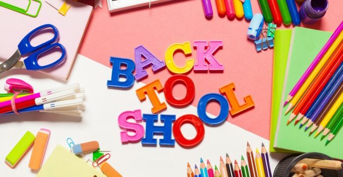 scritta Back to school colorata con cornice di materiale scolastico